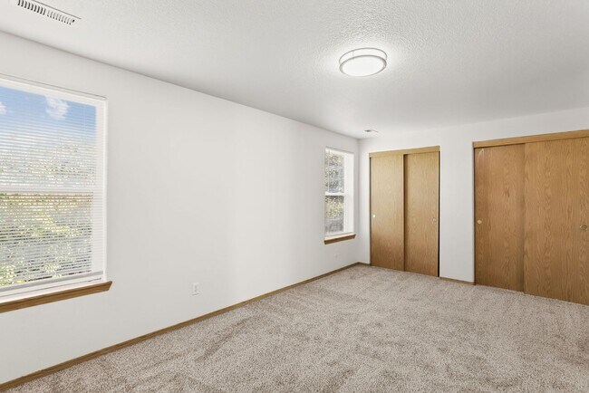 Building Photo - Updated SE Portland Townhome - Near Woodstock