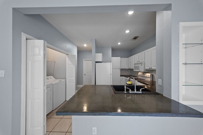 Building Photo - 2 Bedroom Condo in a Gated Community Near LSU