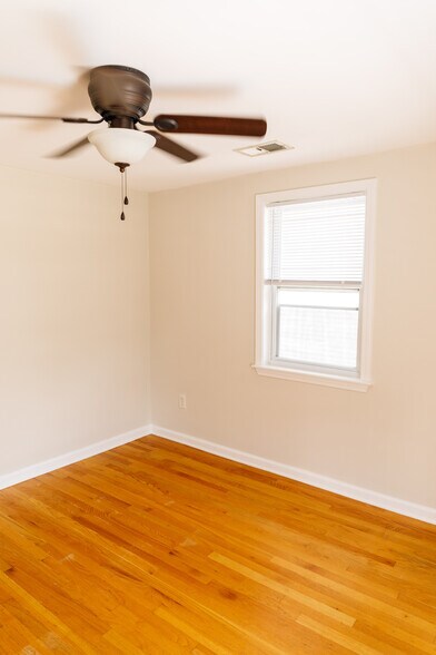 Building Photo - 116 America St