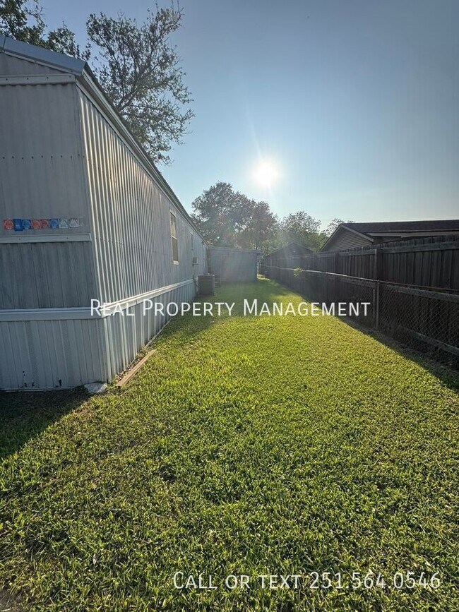 Building Photo - 3101 Western Hills Dr W