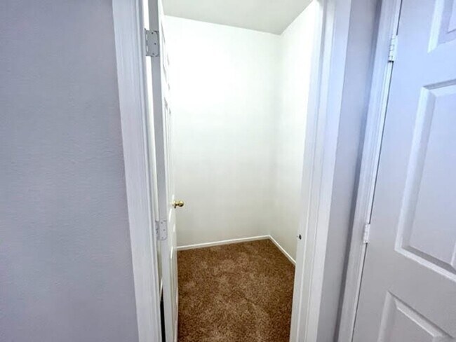 Building Photo - Charming Single Story 3 Bedroom Home