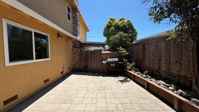 Building Photo - Beautiful Updated 4-Bedroom Martinez Home with Hardwood Floors,  Backyard & Gardener Included