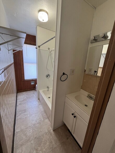 Building Photo - 611 N 3rd St