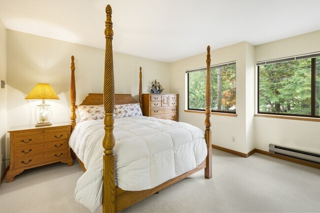 Building Photo - 1bed 1 bath water, sewer garbage & parking included Downtown Bellevue