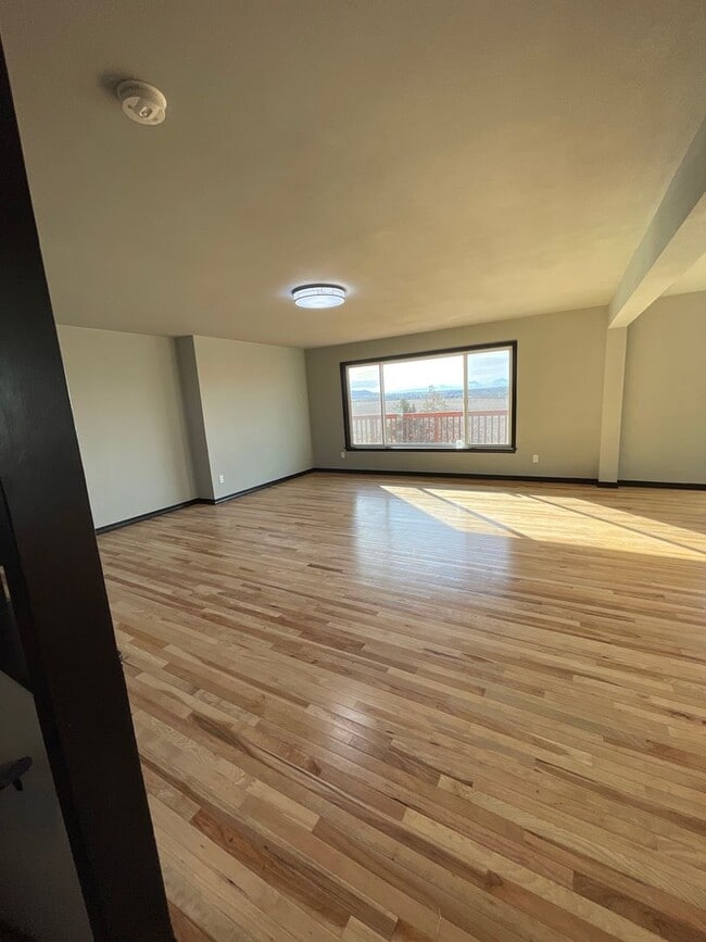 Building Photo - Country Living - 3 Bedroom / 2 Bathroom Ho...