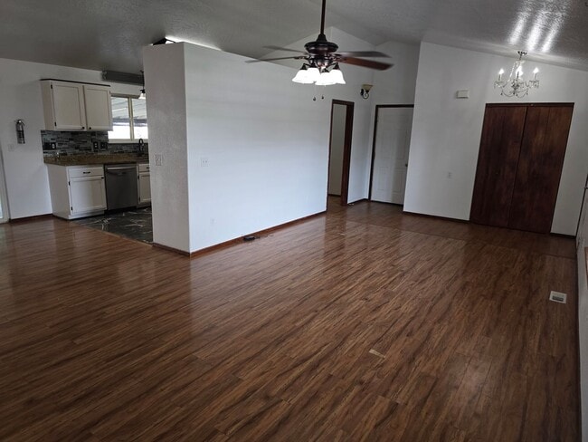 Building Photo - Spacious 4 bedroom 3.5 Bath Home for Rent ...