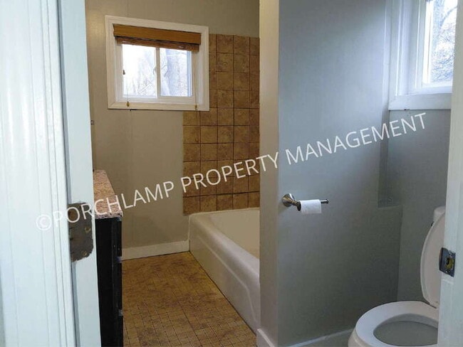 Building Photo - 541 W Grand Ave