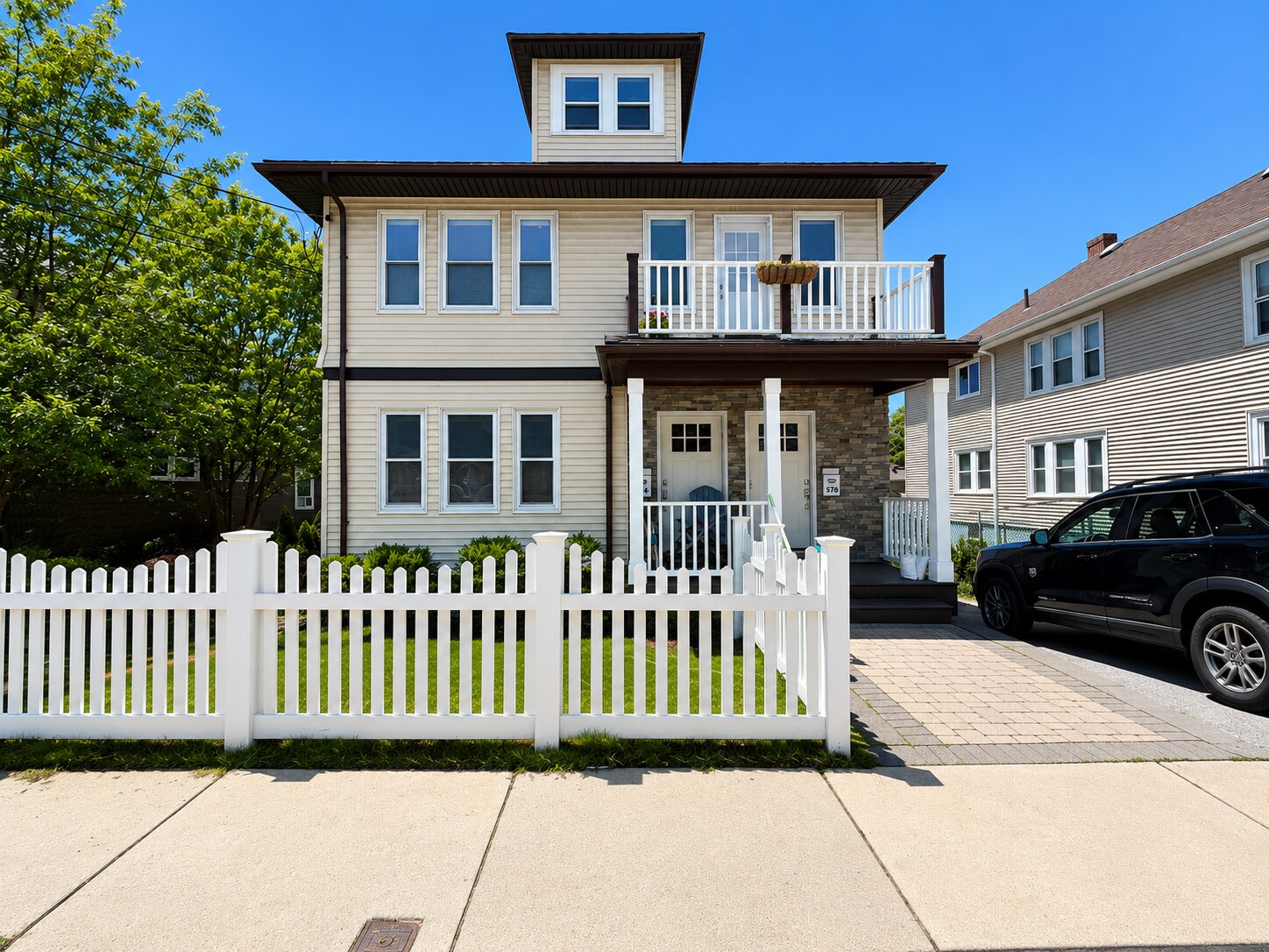 Building Photo - 576 Lagrange St