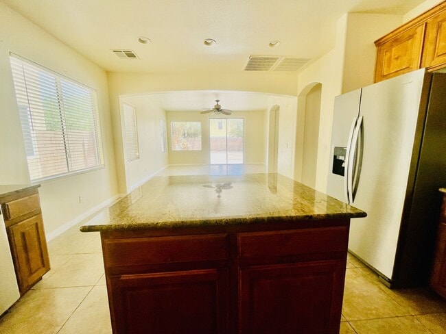 Building Photo - Newly Renovated 5 bd, 3 bth, Loft, w/ down...