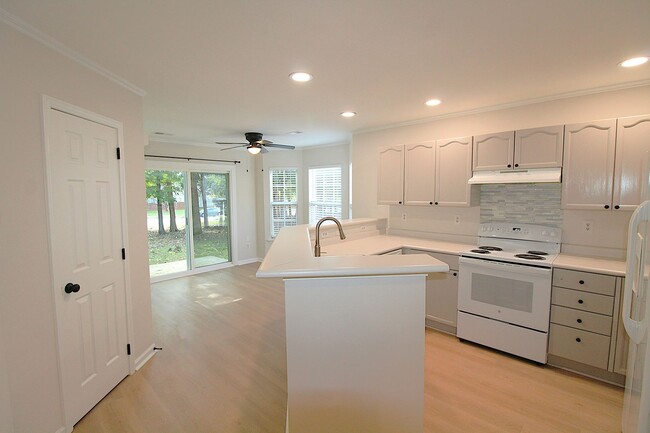 Building Photo - Newly Renovated 2 Bedroom Townhome!!