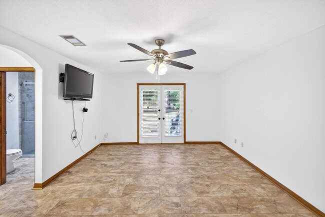 Building Photo - 1140 Troon Dr E