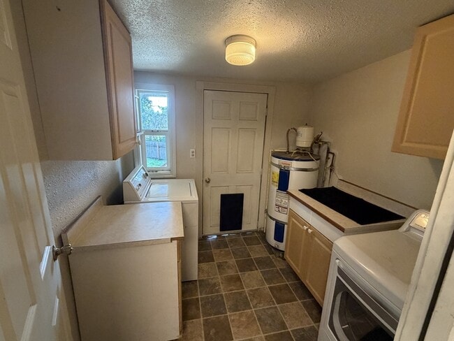 Building Photo - 1221 SW I St