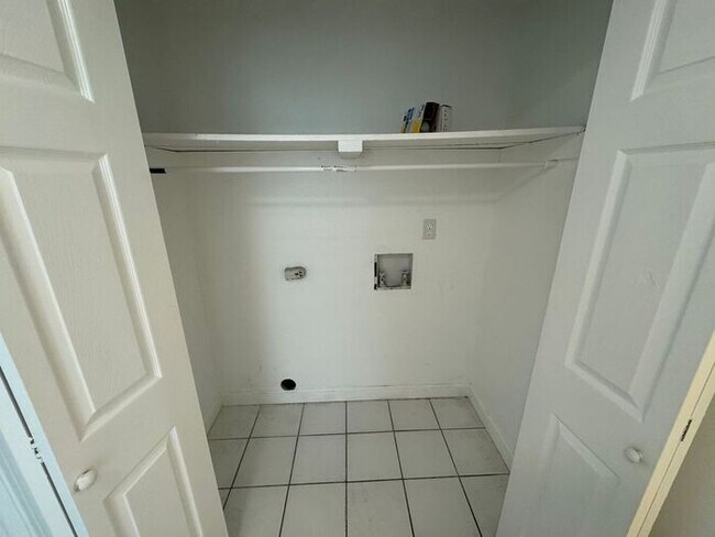 Building Photo - Gulf Breeze - Greenbriar Estates - 2 bed, 1 bath - Lawn care included