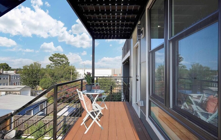 Building Photo - 638 Franklin St NE