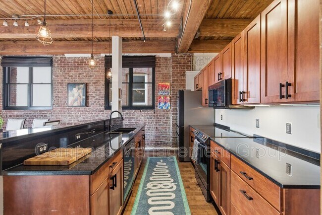Building Photo - 220 W Jackson Ave