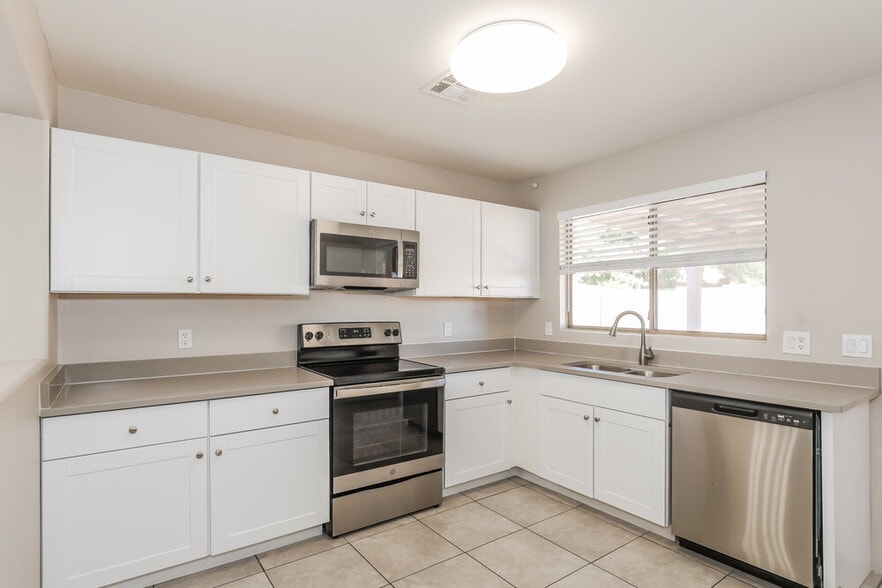 Building Photo - 15948 W Lundberg St