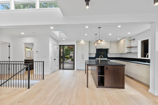 Building Photo - 3bd/2.5ba Seattle House