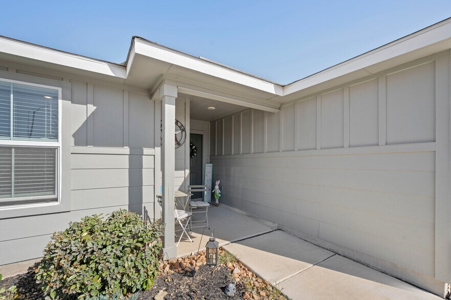 Building Photo - 923 Empress Brilliant