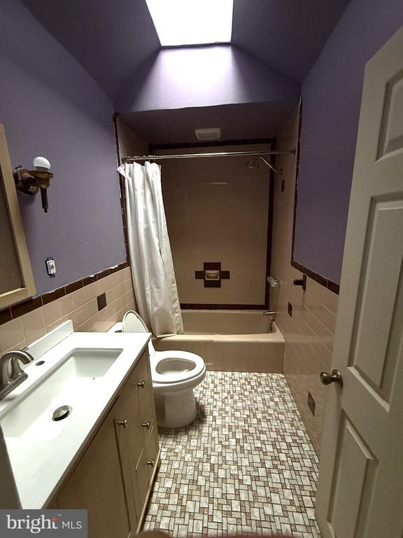 Building Photo - 2553 Carroll St