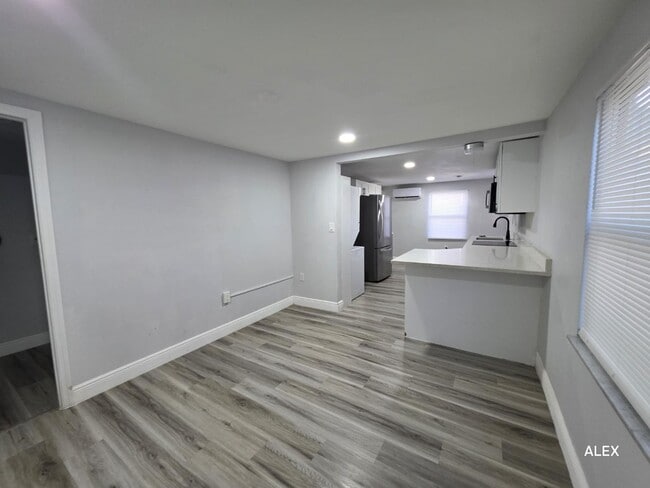 Building Photo - 1100 Beverly Ave NW