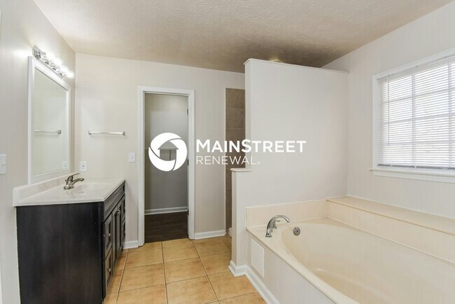Building Photo - 4 Bedroom Pet-Friendly Home in JONESBORO, GA with Main Street Renewal