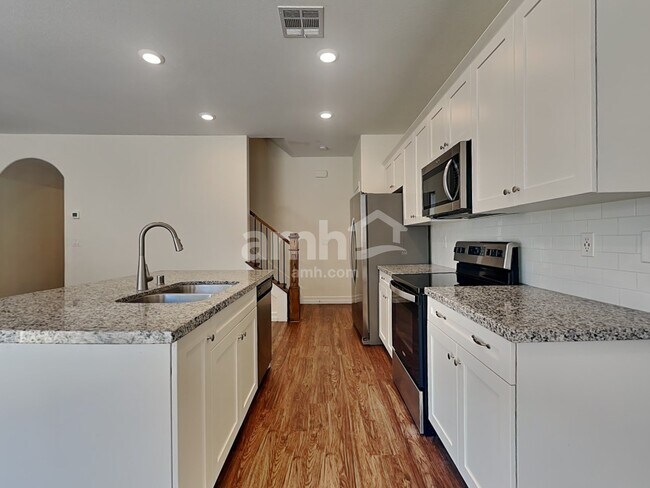 Building Photo - 5843 Petronius St