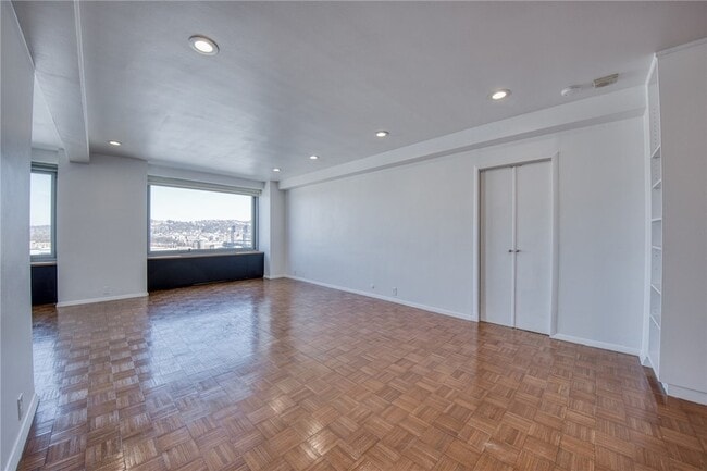 Building Photo - 320 Fort Duquesne Blvd