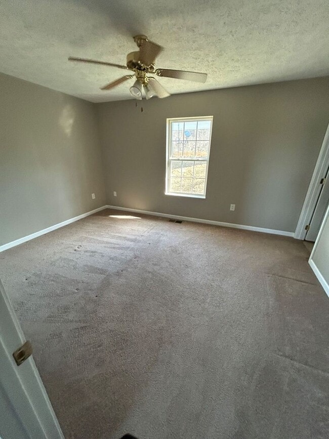 Building Photo - Available 10/01/2025 3 Bedroom 2 bathroom ...