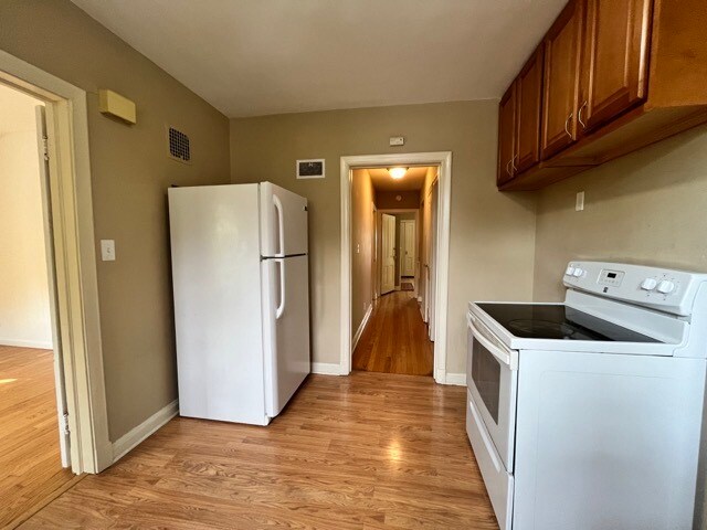 Sunny kitchen - 3948 N Downer Ave