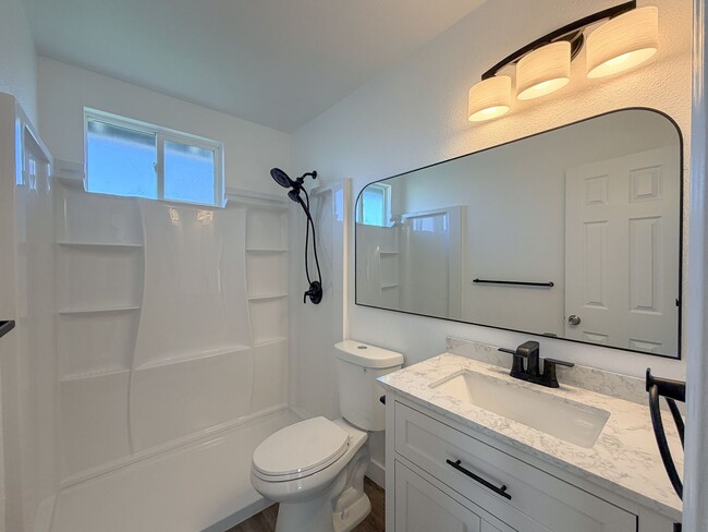 Building Photo - 502-504 E Hemlock- LT