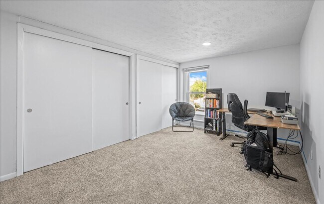 Building Photo - Newly Renovated Blackstone Gem!