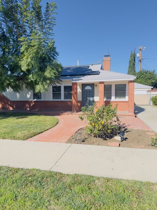 Building Photo - 3-Bedroom Home with Paid Solar & Bonus Outdoor Space in Northridge