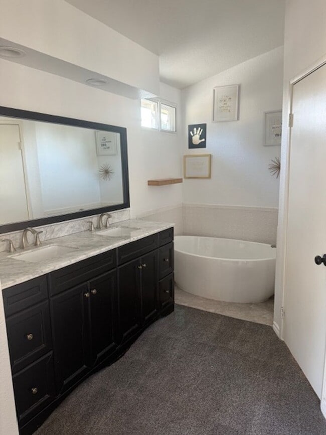 Building Photo - Beautiful 4 Bedroom, 3 Bathroom Home in Re...