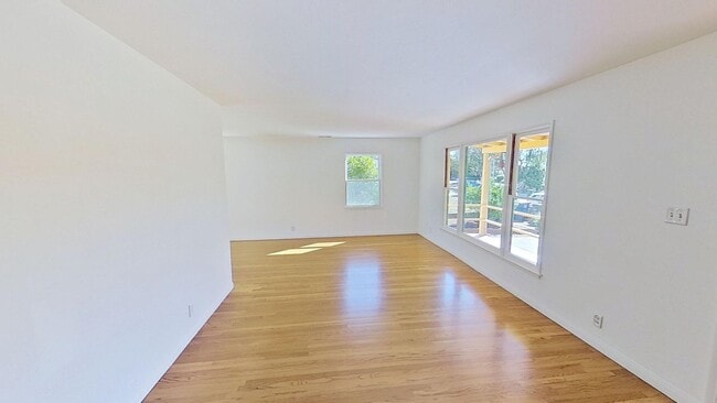 Building Photo - Desirable 3 Bedroom, 2 Bathroom house in S...