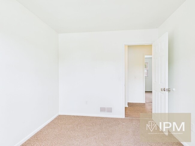 Building Photo - Available Now! Cozy 3 Bedroom, 1 Bath Town...