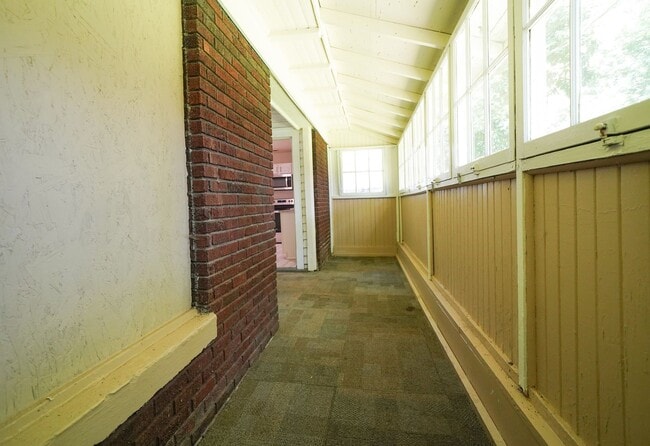 Building Photo - Villa Heights-Belmont Area 2 or 3 bed, 2 b...