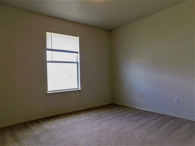 Building Photo - 2803 Lucille Dr