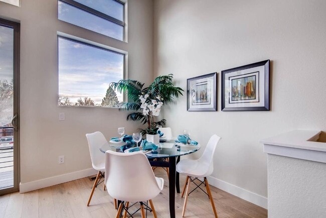 Building Photo - Skyland Townhome just outside of Downtown!...