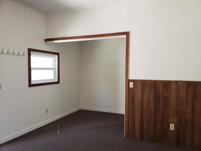 Building Photo - 510 1/2 6th St - PLACEMENT