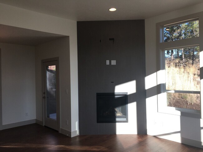 Building Photo - 3 Bedroom / 2 Bathroom Home in SE Bend