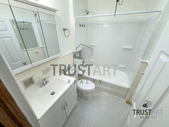 Building Photo - 5719 N Howard St