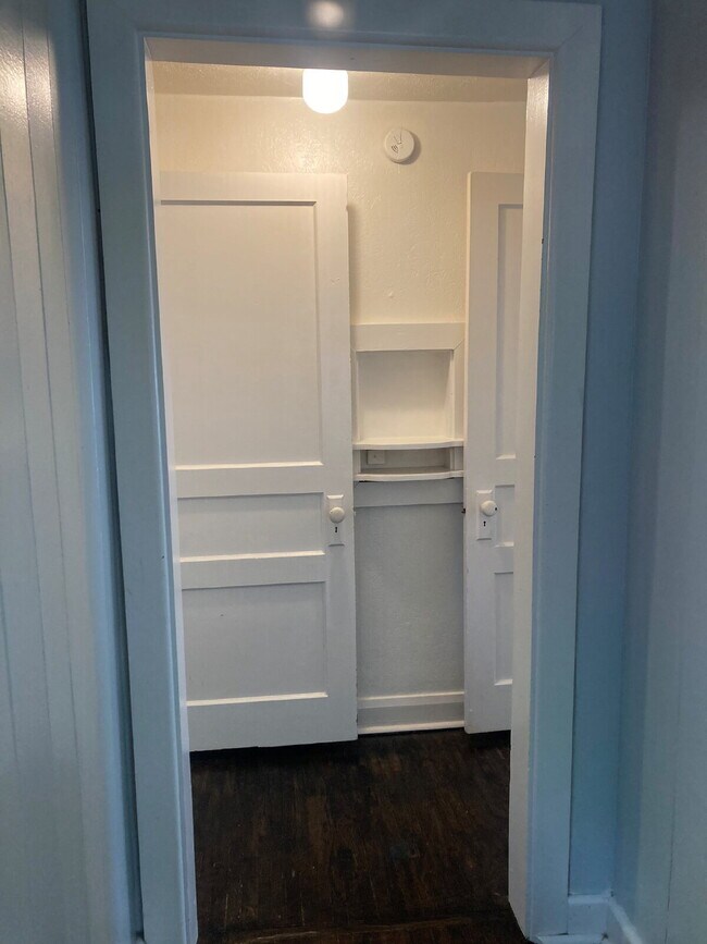 Building Photo - 3 Bedroom, 1 Bath House for Rent – Cozy & Convenient!