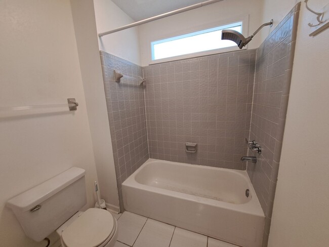 Building Photo - Remodeled 3BR/2BA home in great central lo...