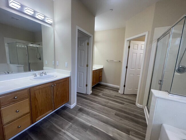 Building Photo - Beautiful 4 Bedroom Close to Downtown Brentwood!
