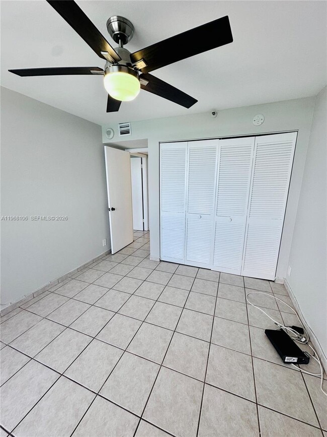 Building Photo - 2555 Collins Ave