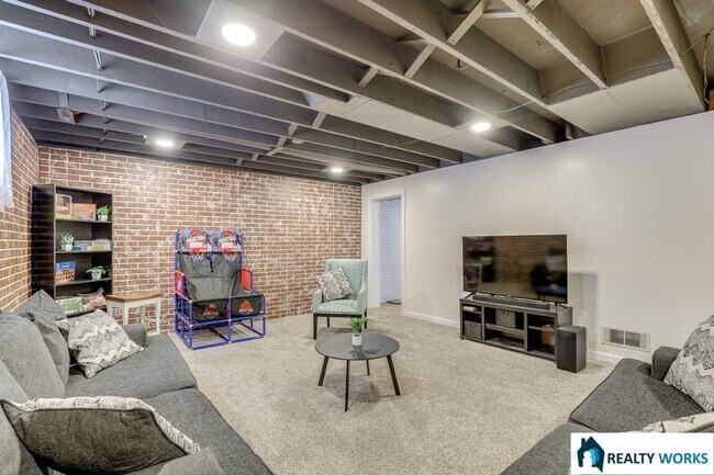 Building Photo - 5206 Melrose Ave