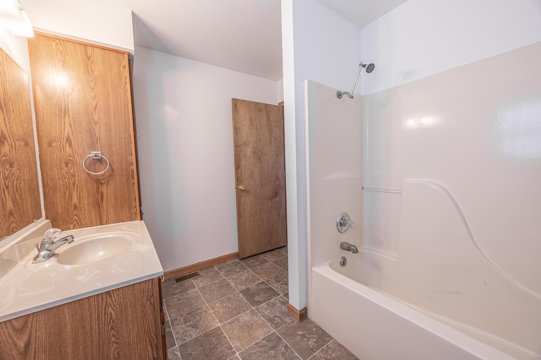 Building Photo - 10896 Oak Blvd