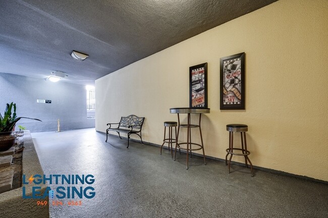 Building Photo - Freshly Updated Jr. 1-Bedroom with Balcony...