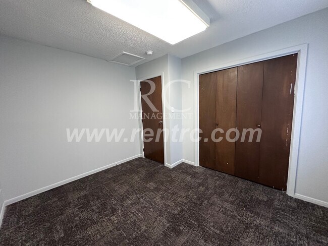 Building Photo - 1404 Main-E