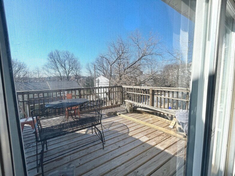 Building Photo - 33 Lawn St